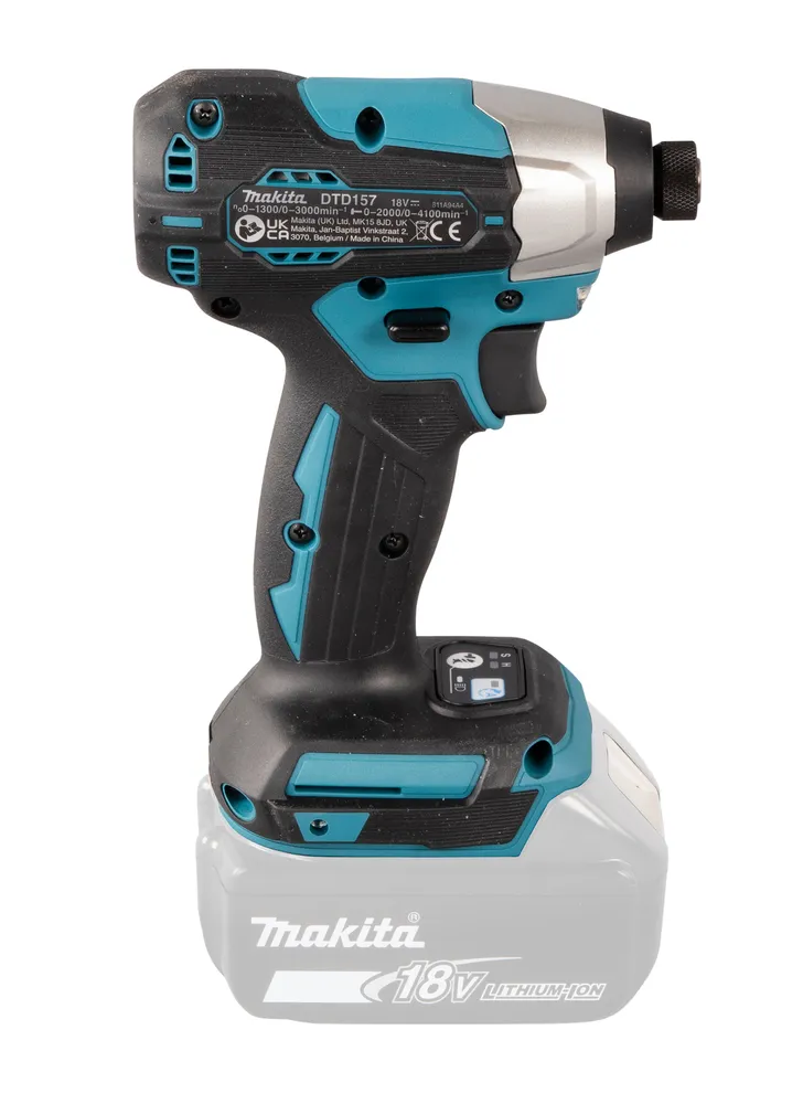 Pildil on Makita akulöökkruvikeeraja DTD157 koos akuga, mis on ühendatud tööriista külge.