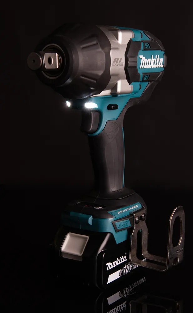 Makita bezvadu trieciena uzgriežņu atslēga DTW1001Z, bez akumulatora un lādētāja