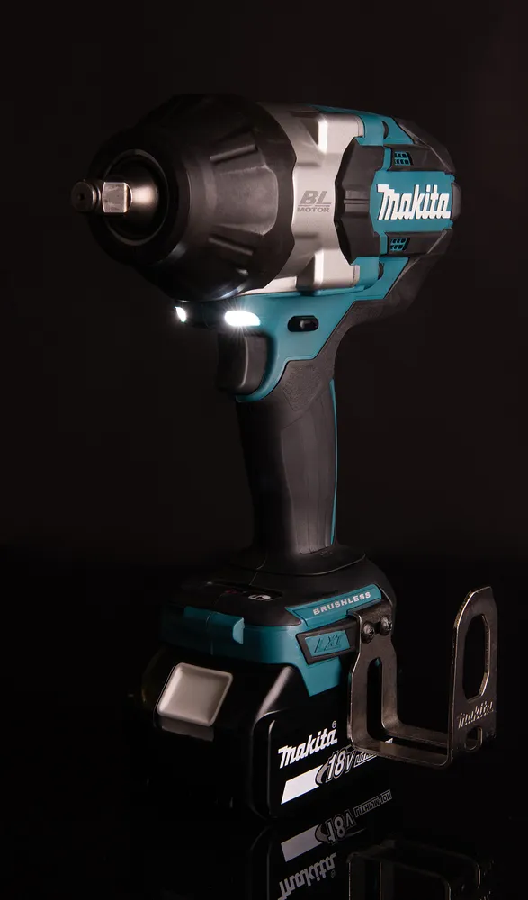 Makita akumulatora trieciena uzgriežņu atslēga DTW1002Z, bez akumulatora un lādētāja