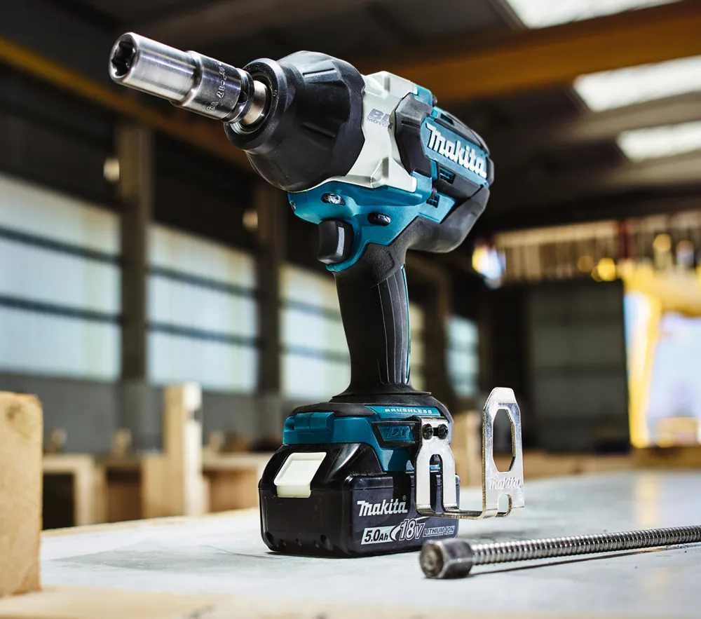 Makita akumulatora trieciena uzgriežņu atslēga DTW1002Z, bez akumulatora un lādētāja