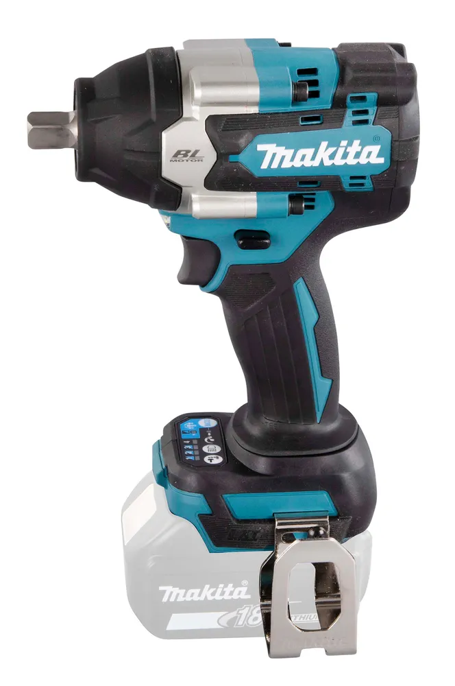 Pildil on Makita akulöökmutrikeeraja DTW701Z, mille aku kinnitusel on metallist vööklipp.