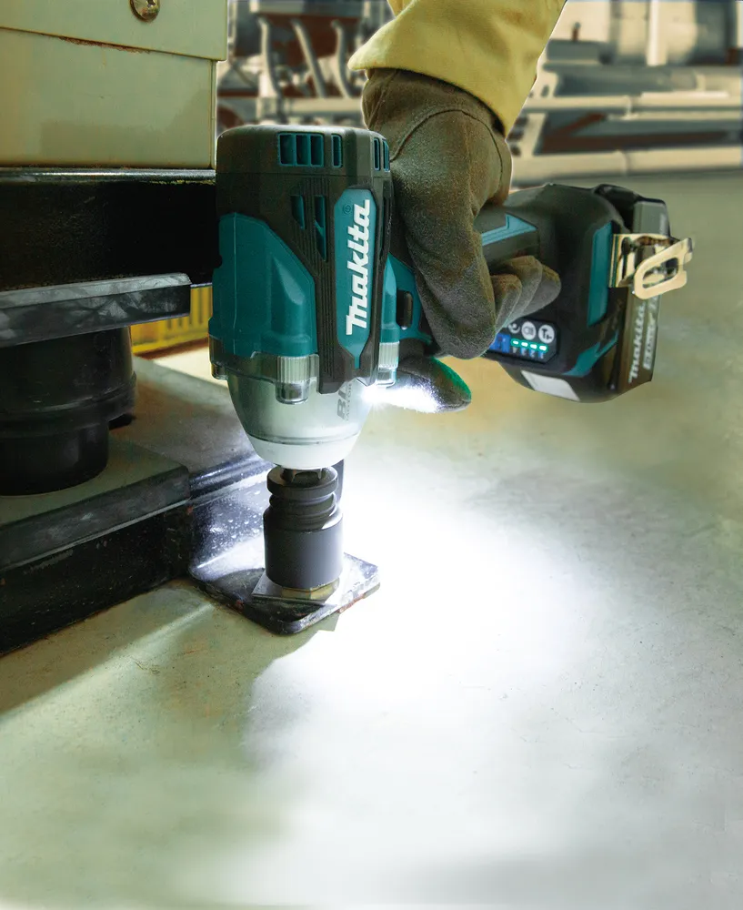 Pildil on Makita akulöökmutrikeeraja DTW300Z kasutusel, millega kinnitatakse midagi.