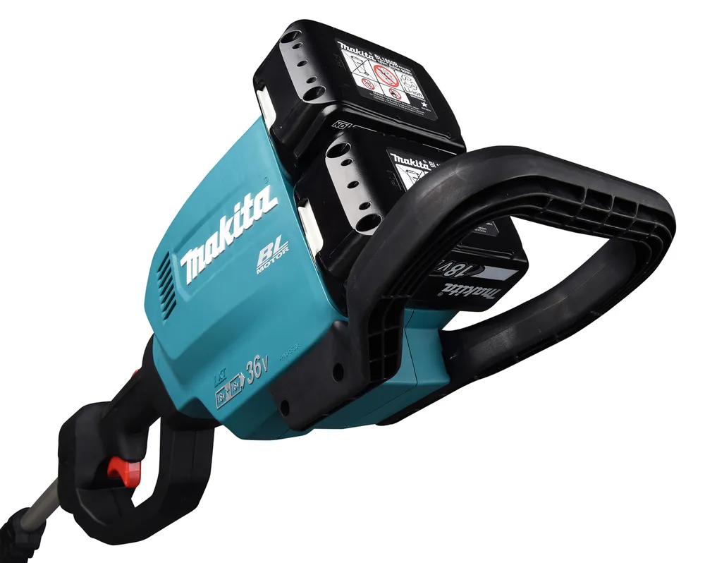 Pildil on Makita akutoitel teleskoop-oksasaag DUA301Z, millel on kaks akupesa, ülemisel osal on mustad akud ja allpool on...