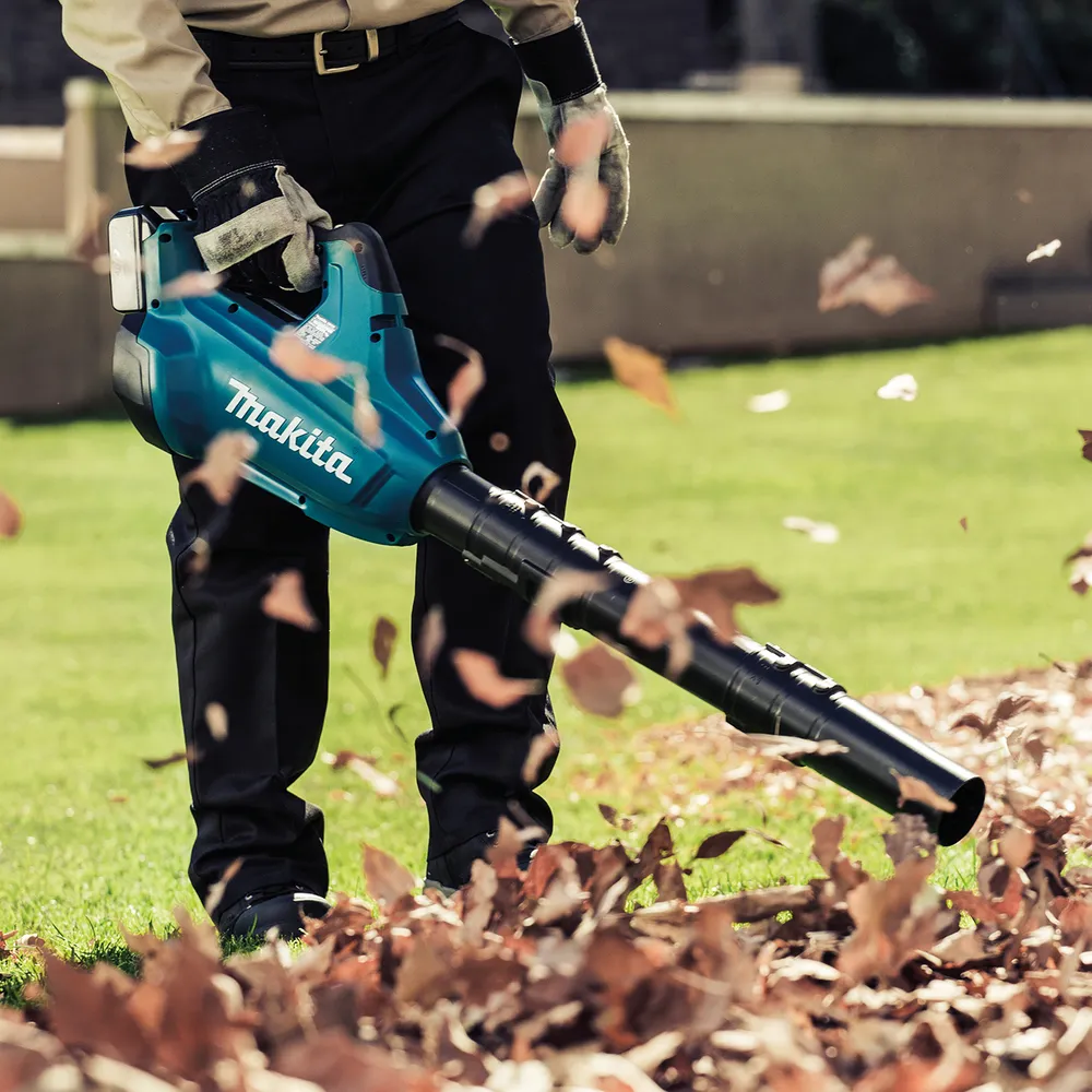 Makita akupuhur DUB362Z, ilma aku ja laadijata, puhub lehti murul.