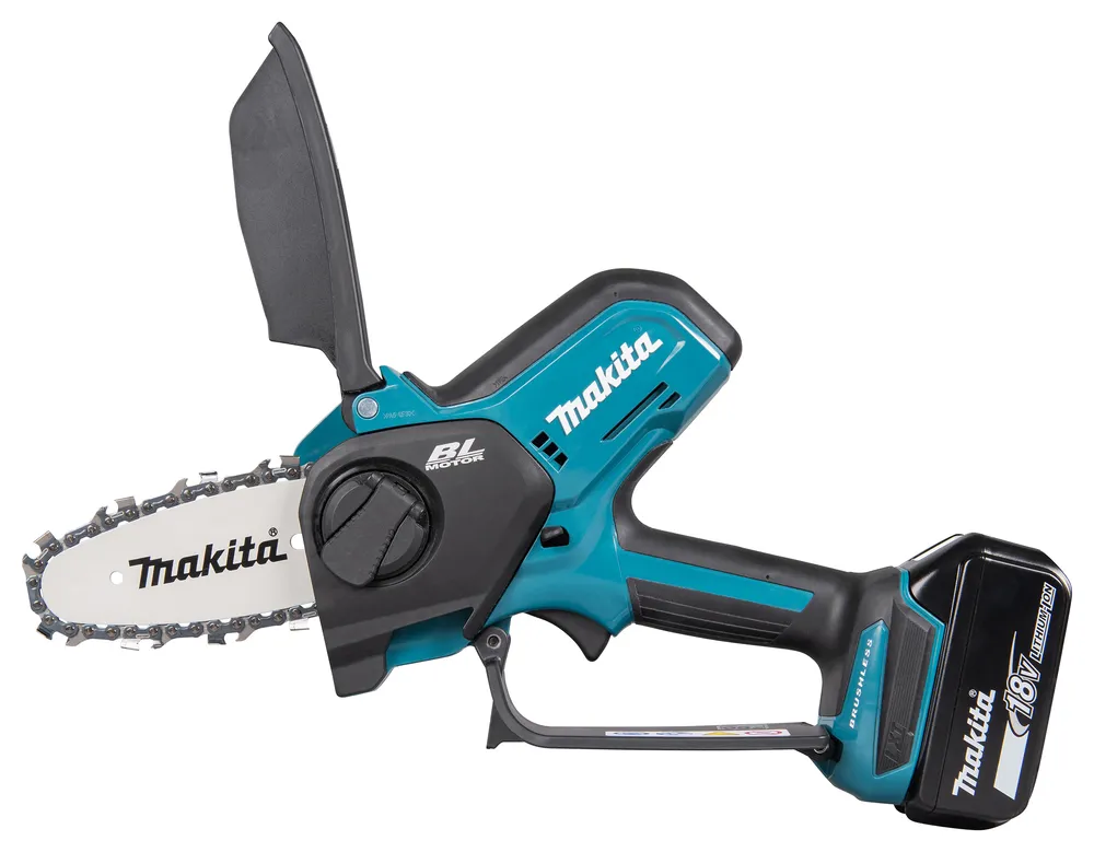 Pildil on näha Makita akuoksasaag DUC101SF, millel on detailne informatiivne kleebis ja õli täitmise kork.