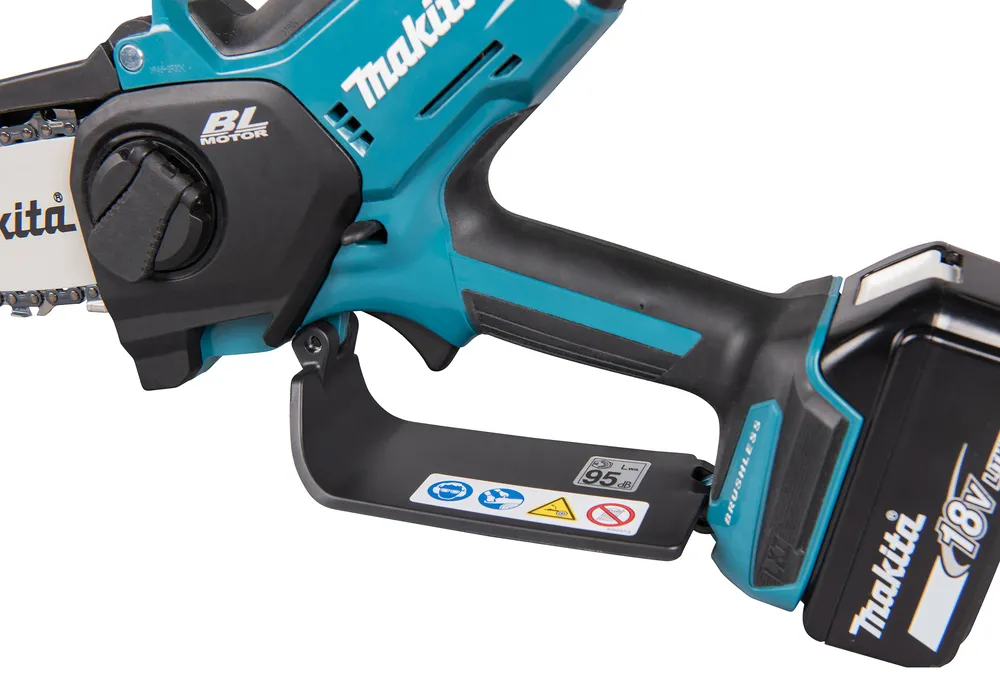 Pildil on Makita akuoksasaag DUC101SF, mis on varustatud akuga ja terava ketiga.