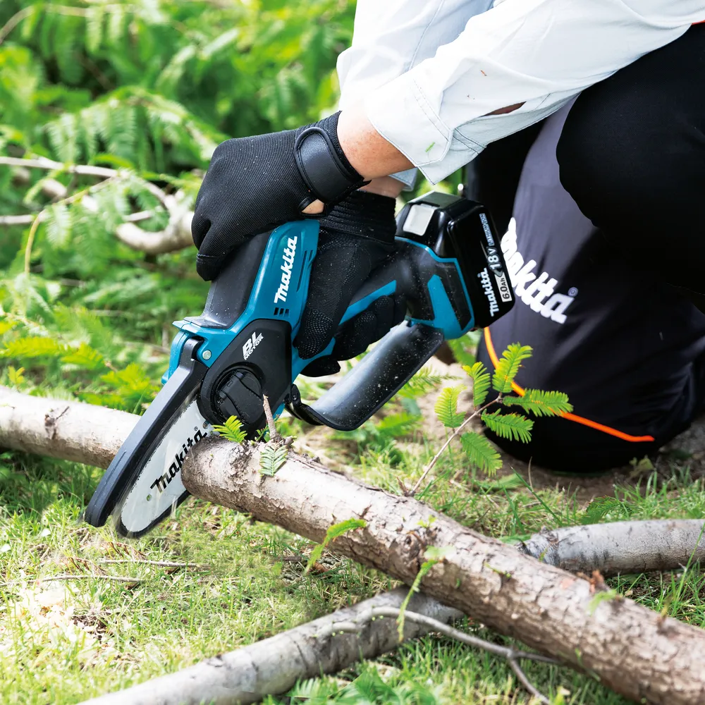 Pildil on Makita akuoksasaag DUC101SF, mida kasutatakse puude oksade saagimiseks.