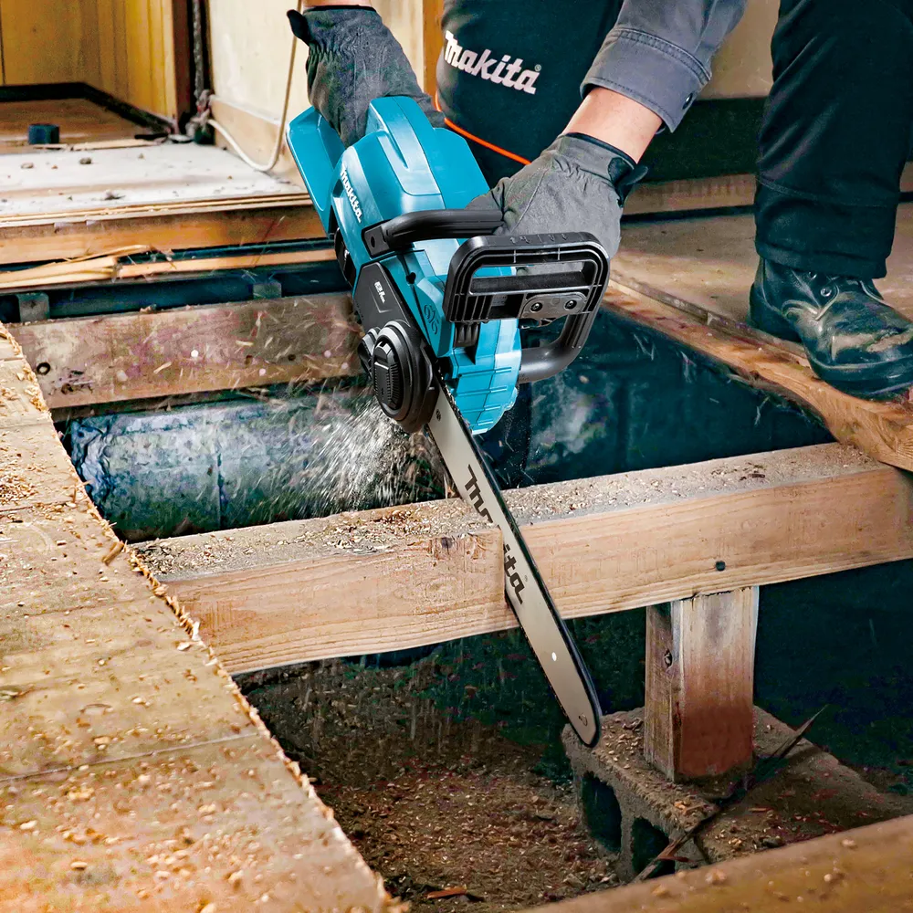 Pildil on Makita akukettsaag DUC307RT, mida kasutatakse puitkonstruktsiooni saagimiseks.