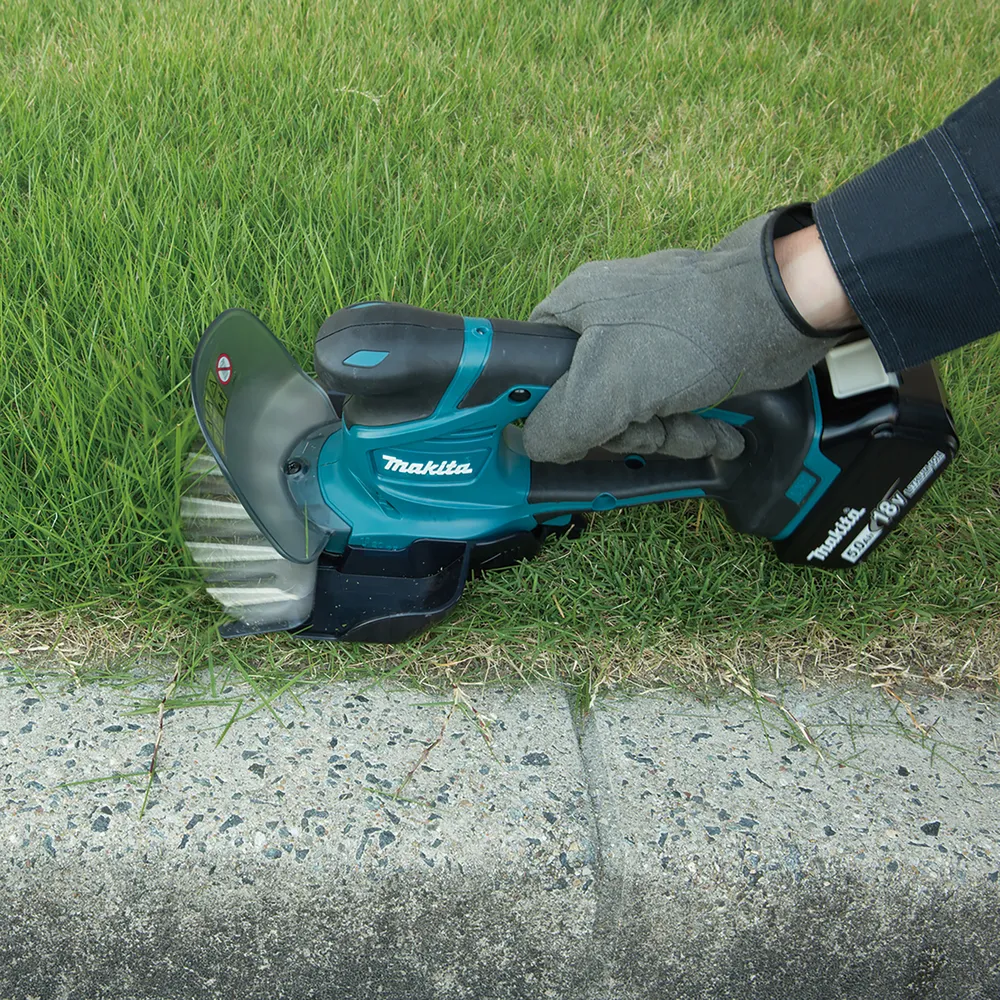 Pildil on Makita akuga murukäärid DUM604ZX, mida kasutatakse muru ja äärekivide vahelise rohu niitmiseks.