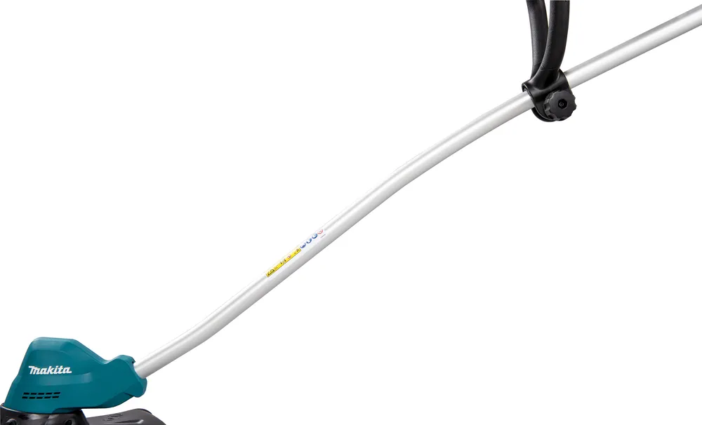 Pildil on näha osa Makita akutrimmer DUR189Z tööriista kere, toru ja käepide, mis on riputatud valgele taustale.