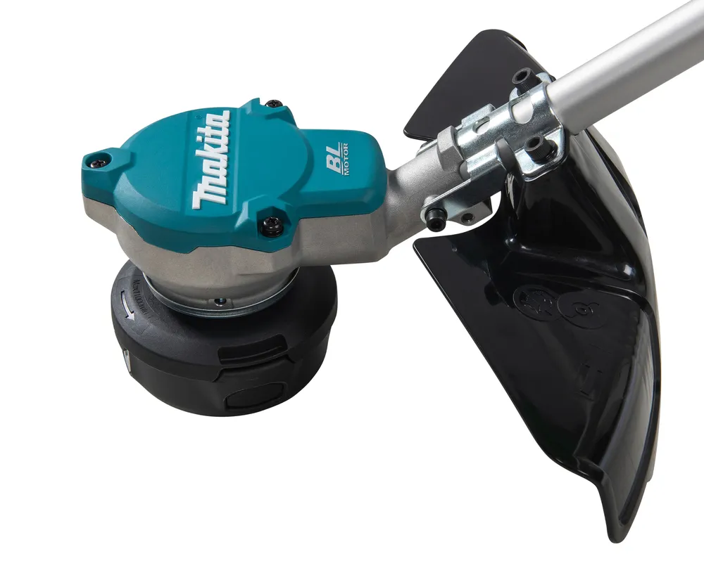 Pildil on näha Makita akutrimmeri DUR368LZ osa, sealhulgas mootorikate, trimmeripea ja kaitse, mis on valge taustaga.