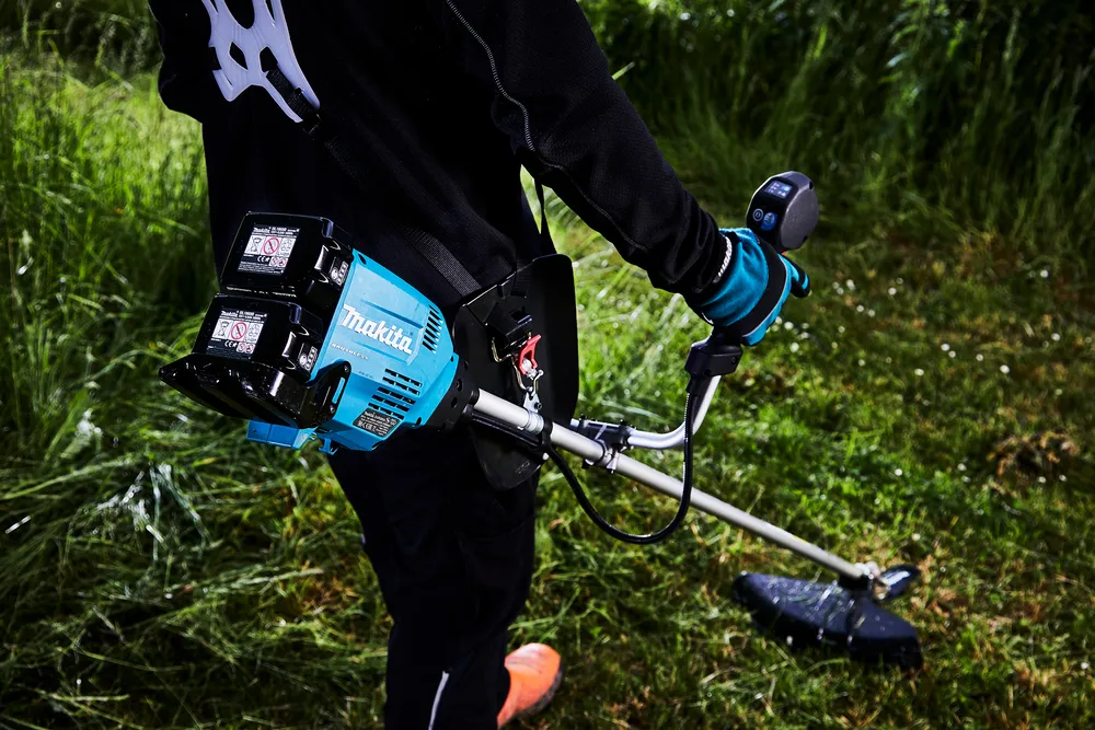 Makita cordless brush cutter and grass trimmer DUR369AGX1