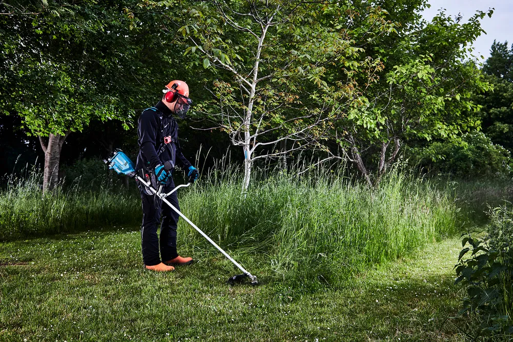Makita cordless brush cutter and grass trimmer DUR369AGX1
