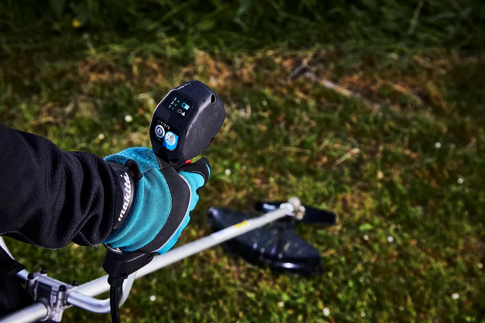 Makita cordless trimmer DUR369AZ, without battery and charger