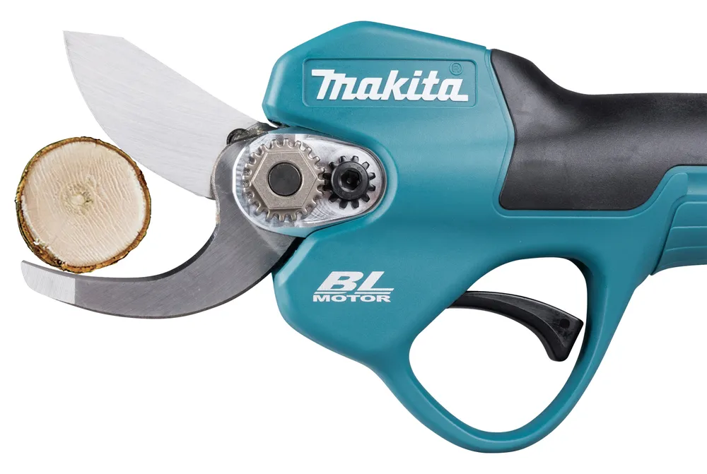 Pildil on Makita akuga oksakääride DUP180Z peaosa, mille külge on kinnitatud 18V LXT aku.