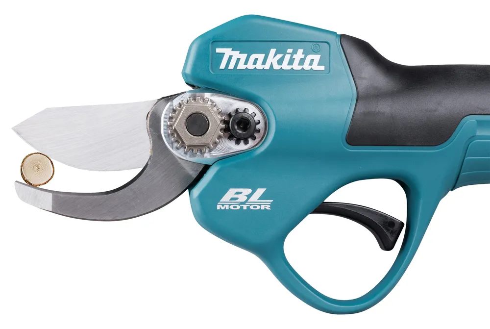 Pildil on Makita akuga oksakäärid, mille terade vahel on näha oksatükk.