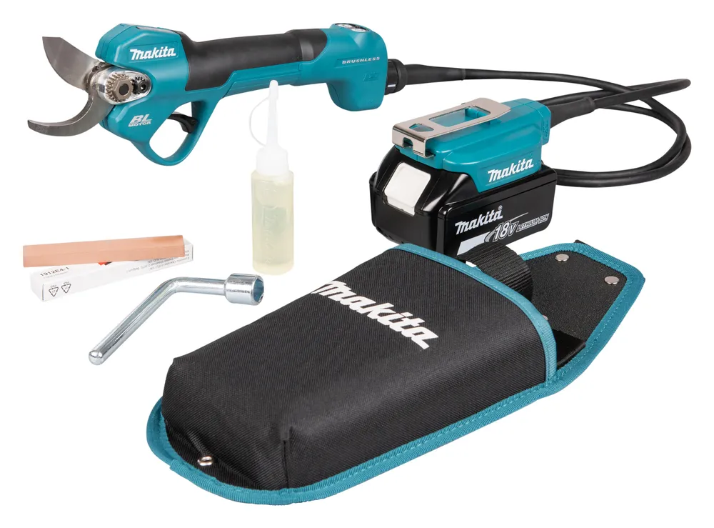 Pildil on kujutatud Makita akuga oksakäärid koos koti, millel on Makita logo, ja muude tarvikutega.
