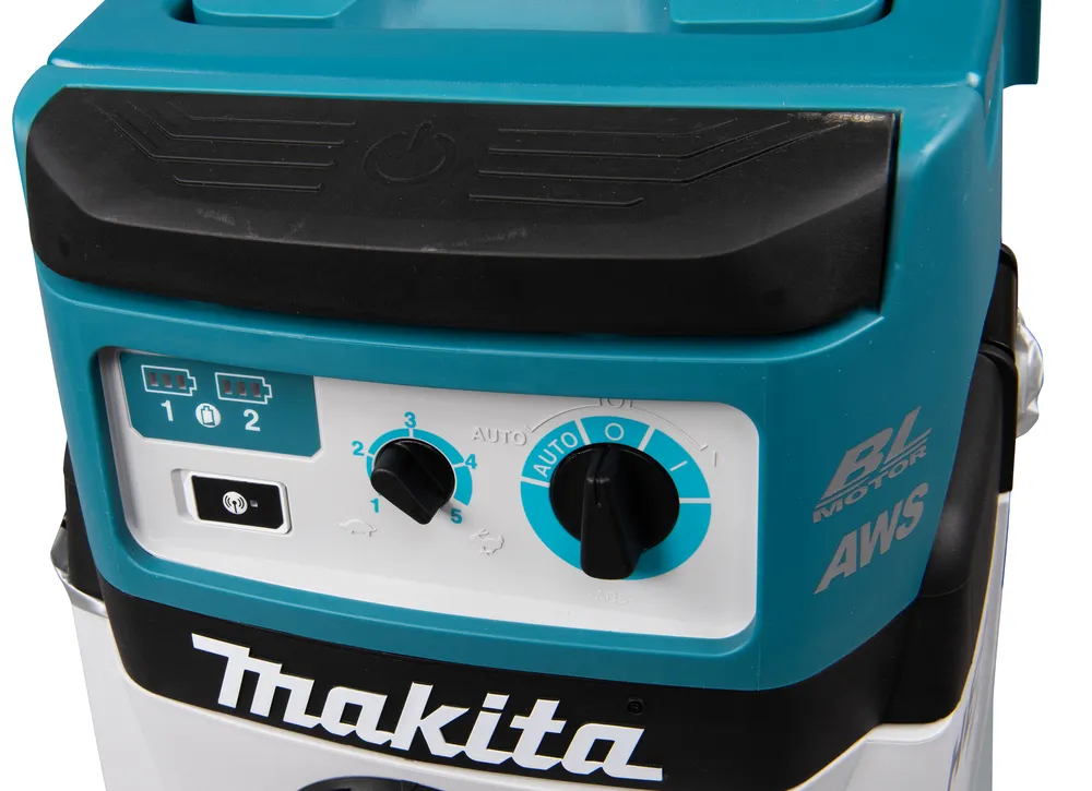 Makita akutolmuimeja DVC157LZX3 musta ja sinise värviga paneelil on näha nupud, juhtimiskettad, aku laetuse indikaatorid...