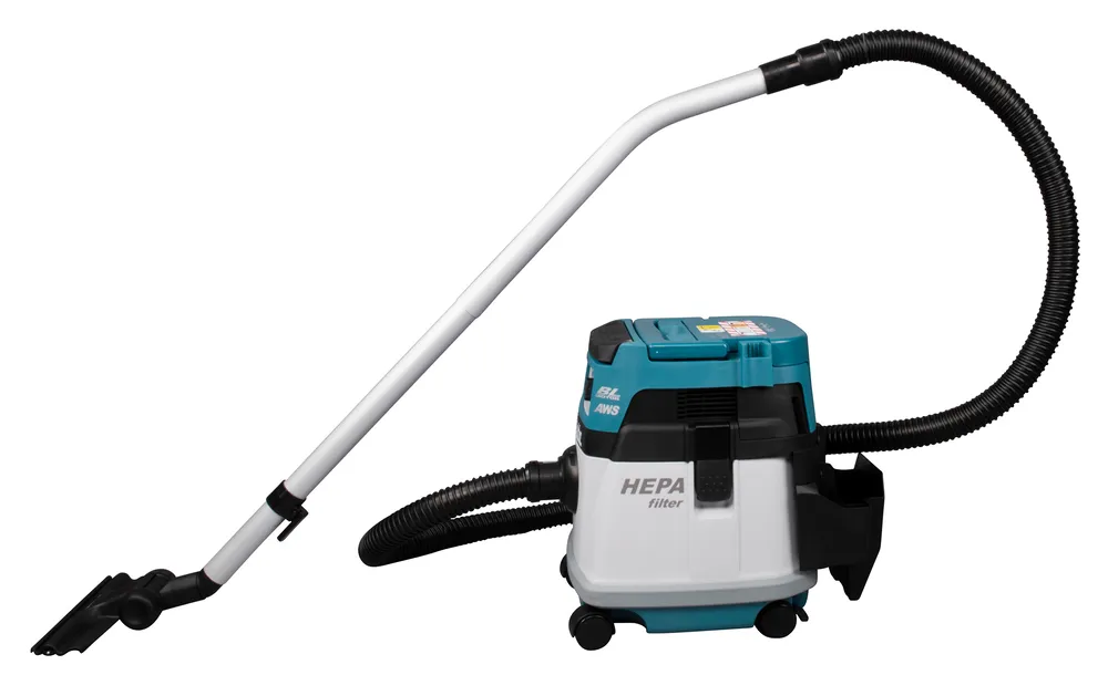 Pildil on näha Makita akutolmuimeja DVC157LZX3, millel on toru ja HEPA filter.