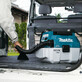 Pildil on Makita akuga vee- ja tolmuimeja DVC750LZX3, mis on paigutatud sõiduki tagaruumi.