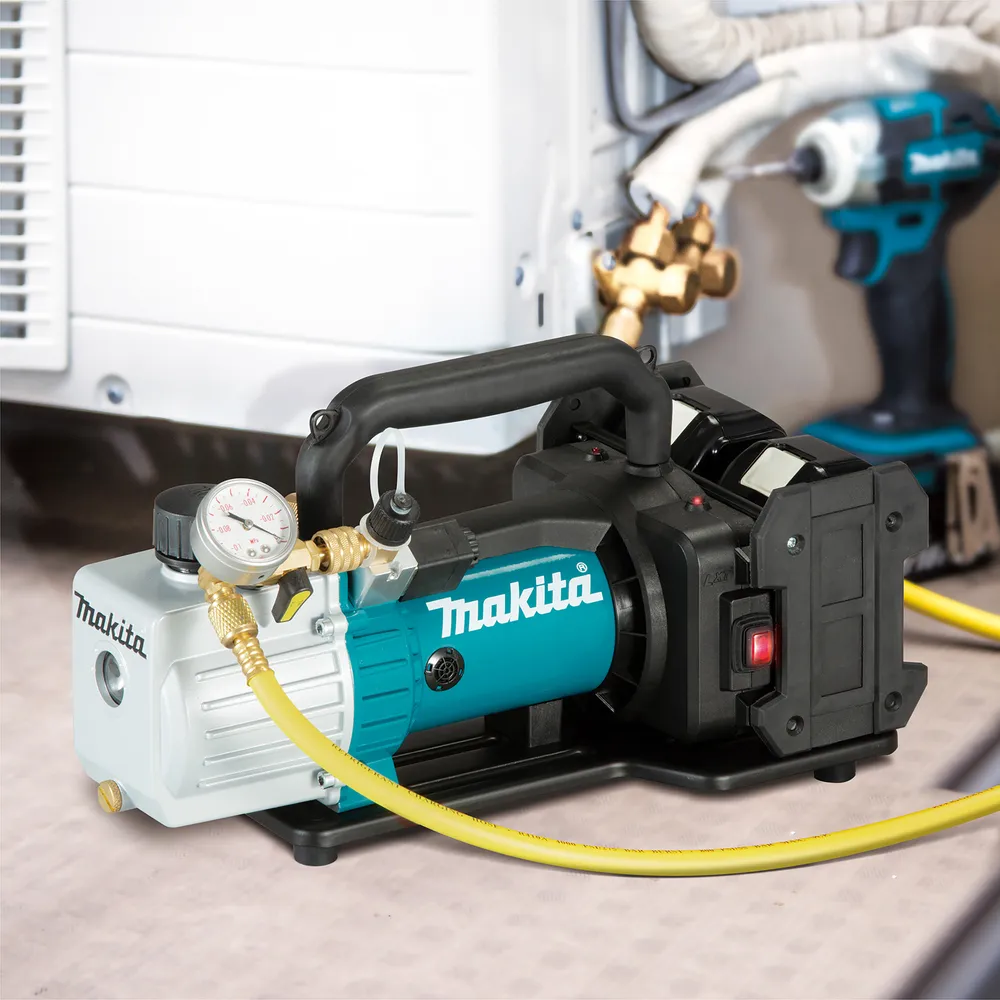 Pildil on näha Makita akutoitel vaakumpump DVP181ZK, mida kasutatakse õhksoojuspumba paigaldamisel.