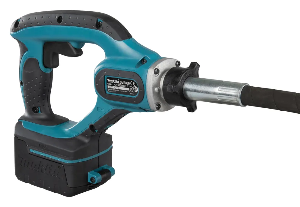 Pildil on Makita akubetoonivibraator DVR350Z koos selle painduva voolikuga.