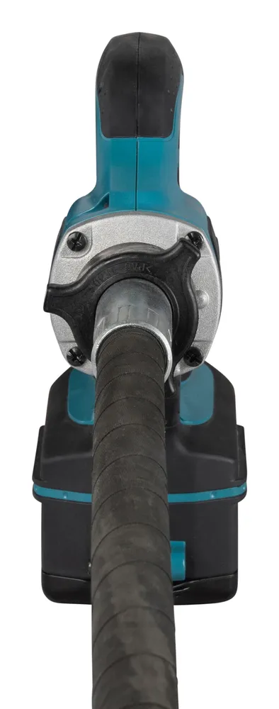 Pildil on Makita akubetoonivibraatori DVR350Z must ja türkiissinine mootori osa koos käepideme toruga.