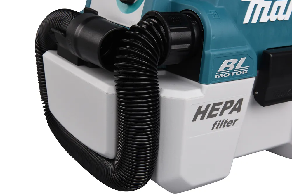 Pildil on näha Makita akuga vee- ja tolmuimeja DVC750LZ must ja sinine osa, mis on varustatud HEPA filtriga.