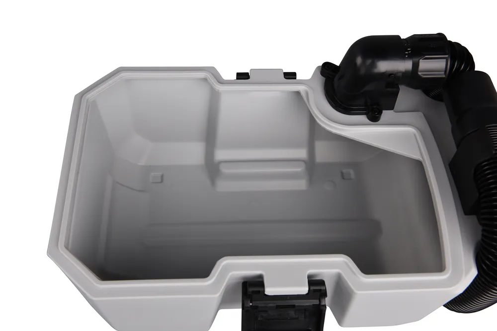 Pildil on Makita akuga vee- ja tolmuimeja DVC750LZ, kus on näha selle avatud paak koos musta imivoolikuga.