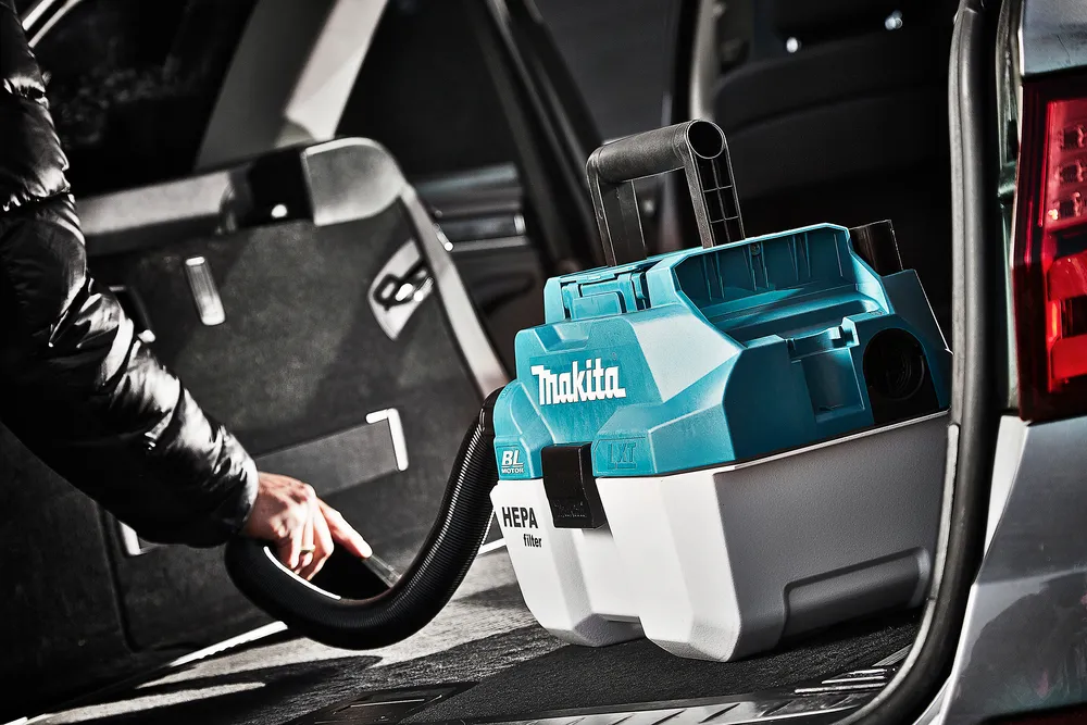 Makita akuga vee- ja tolmuimeja DVC750LZ, mida hoitakse auto pagasiruumis, on pildil nähtavast kesksest objektist.