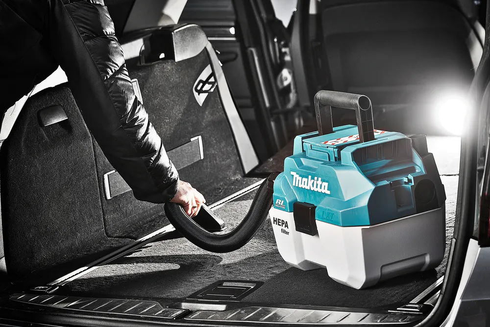 Pildil on Makita akuga vee- ja tolmuimeja DVC750LZ, mida kasutatakse autos.