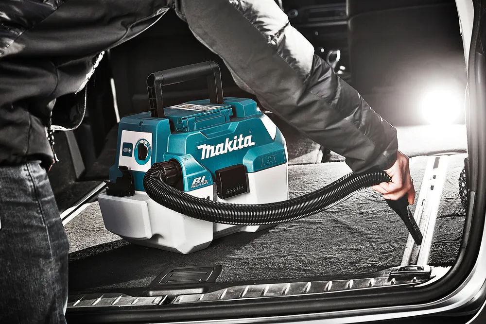 Pildil on näha Makita akuga vee- ja tolmuimeja, mida kasutatakse auto sisemuse puhastamiseks.