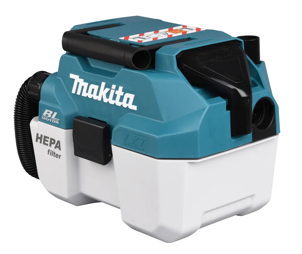 Pildil on Makita akuga vee- ja tolmuimeja DVC750LZ, mis on kaetud sinise plastikkatte ja valge tolmumahutiga.