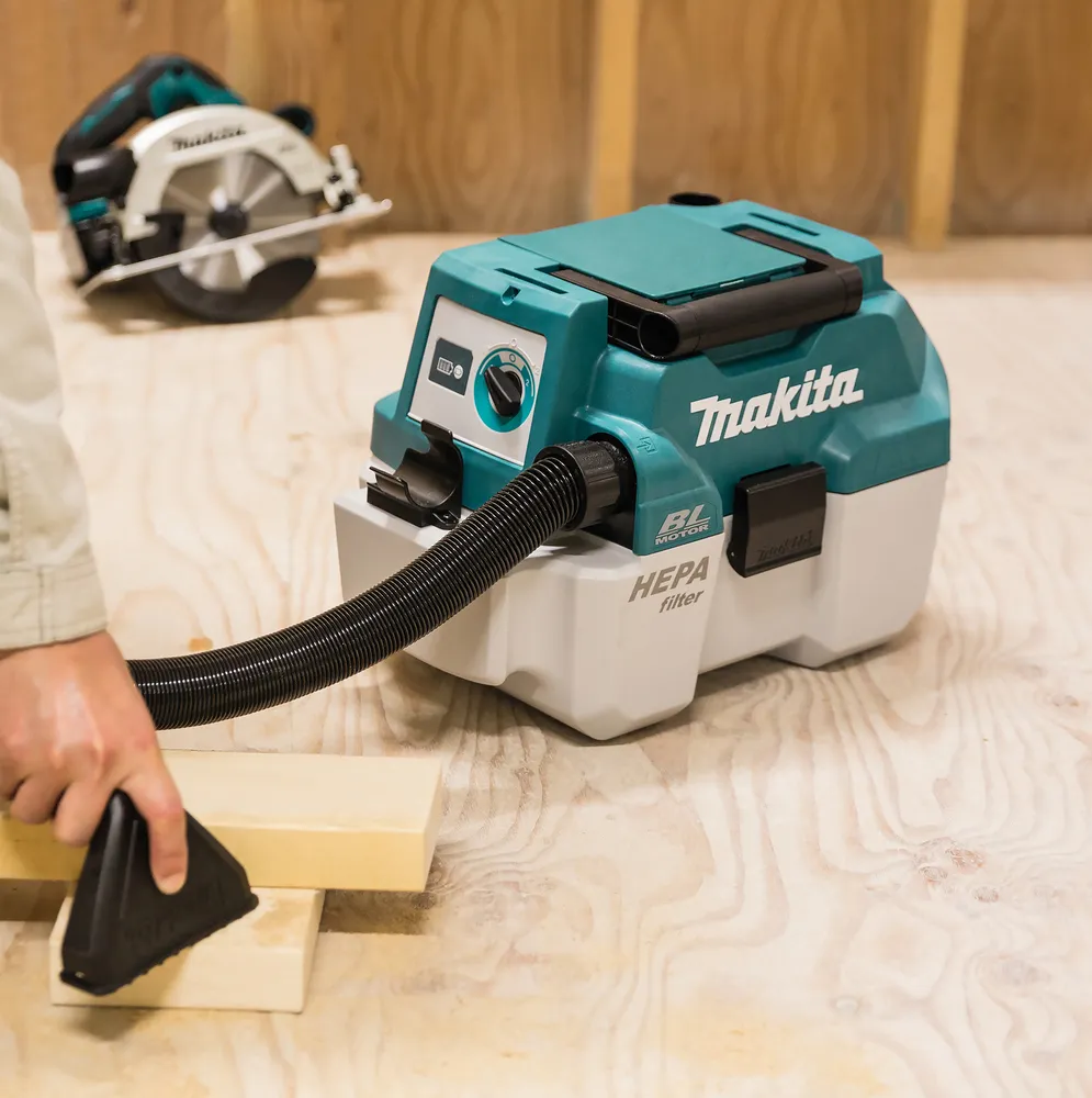 Pildil on näha Makita akuga vee- ja tolmuimeja DVC750LZ, mida kasutatakse puidutükkide puhastamiseks.