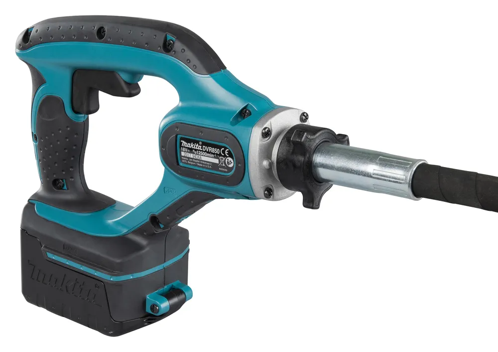 Pildil on Makita akubetoonivibraator DVR850Z koos musta kummiümbrisega vooliku ja akuosaga, mis on valge tausta ees.