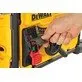 Pildil on näha DeWalt DWE7485 saepingi juhtpaneeli, kus käsi avab kaitsekatet.