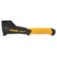 Pildil on DeWalt klambrihaamer, millel on must ja kollane disain.