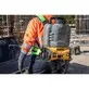 Pildil on mees, kes kasutab DeWalt akutoitel kemikaalipihustit ehitusplatsil.