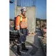 Pildil on mees tööriietuses, kes seisab ehitusplatsil koos DeWalt akutoitel kemikaalipihusti DCCS1100N-ga.