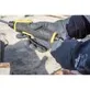 Pildil on näha DeWalt akutoitel kemikaalipihusti DCCS1100N, mida hoitakse käes kinnastes.