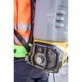 Pildil on näha DeWalt akutoitel kemikaalipihusti DCCS1100N, mis on kinnitatud töömehe seljakotti, võimaldades mugavat ja...