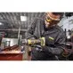 Pildil näeb inimene kasutamas Dewalt akukäsilihvmasinat DCG421N metallitöö tegemiseks.