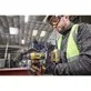 Pildil on Dewalt akuotslihvija DCG421N, mida kasutab töömees metallpindade lihvimiseks.