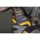 Pildil näeme käsi, mis hoiavad DeWalt akuotslihvija DCG421N mudelit, kus on näha numbrid 1234.