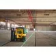 Pildil on Dewalt ristlaser DCLE14361GB, mis projitseerib rohelisi laserijooni siseruumides.