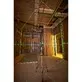 Pildil on näha DeWalt ristlaser DCLE14361GB, mida kasutatakse ruumis ehitustööde ajal täpsete joonte projekteerimiseks.