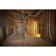 Pildil on Dewalt ristlaser DCLE14361GB, mida kasutatakse ehitusplatsil tasapindade märkimiseks, kus kaks rohelist...