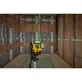 Pildil on näha Dewalt ristlaser DCLE14361GB tööd tegemas ruumis, kus on paigaldatud seinte karkassid ja juhtmed, kiired...