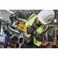 Pildil on mees, kes kasutab Dewalt 18V XR DCS374N akutoitel lintsaagi metallkonstruktsiooni lõikamiseks.