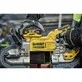 Pildil on näha DeWalt akutoitel lintsaag 18V XR DCS374N, millega lõigatakse läbi metallosa.